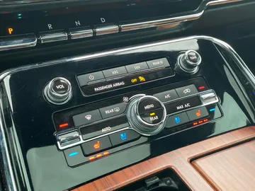 2018 Lincoln Navigator - image 25