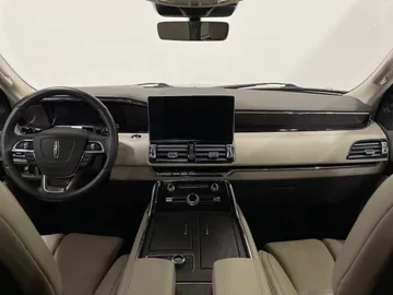 2022 Lincoln Navigator L - image 4
