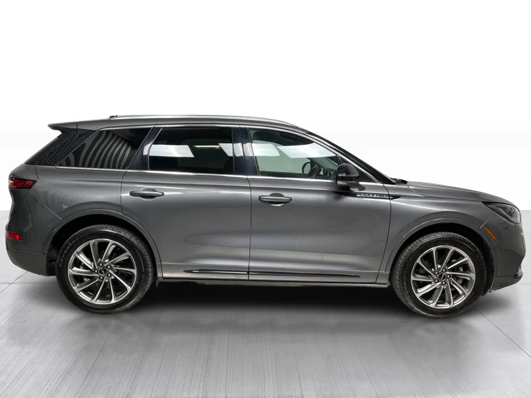 2022 Lincoln Corsair — photo 2