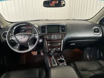2016 Nissan Pathfinder - image 4