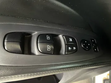 2016 Nissan Pathfinder - image 24