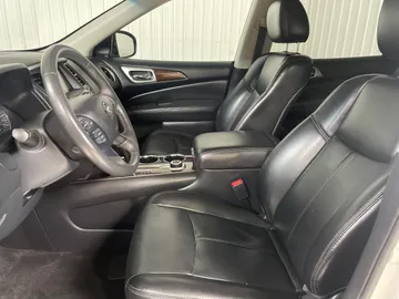 2016 Nissan Pathfinder - image 3