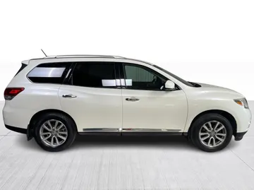 2016 Nissan Pathfinder - image 2