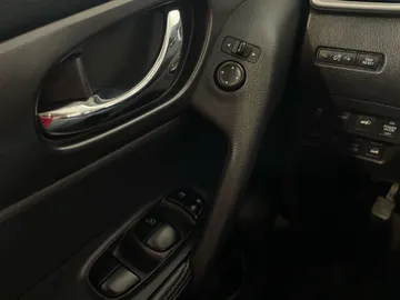 2015 Nissan Rogue - image 25