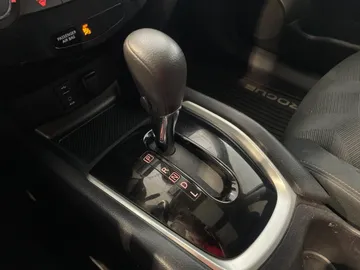 2015 Nissan Rogue - image 31