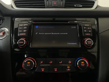 2015 Nissan Rogue - image 29