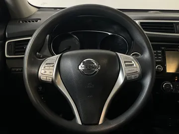2015 Nissan Rogue - image 18