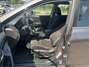 2018 Nissan Rogue - image 8