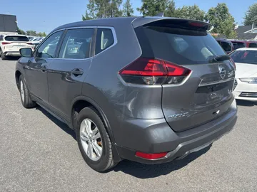 2018 Nissan Rogue - image 3