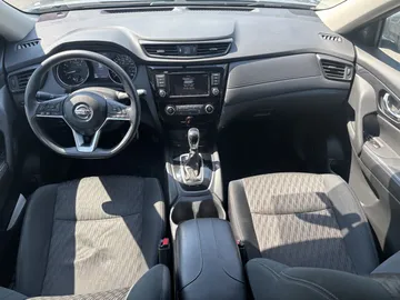 2018 Nissan Rogue - image 9