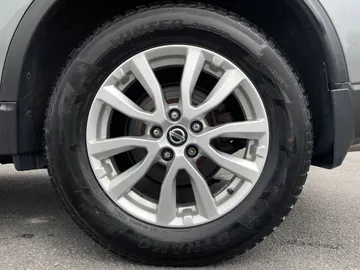 2020 Nissan Rogue - image 6