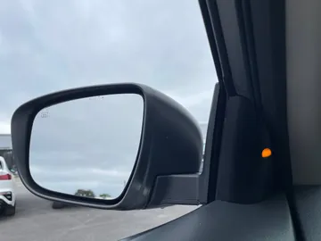 2020 Nissan Rogue - image 18