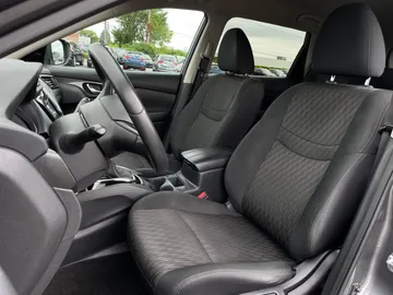 2020 Nissan Rogue - image 3