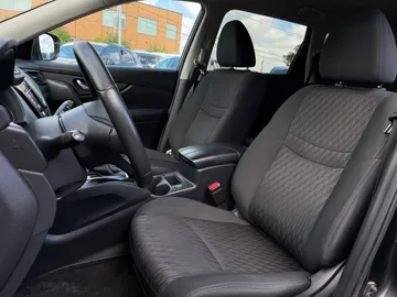 2020 Nissan Rogue - image 3
