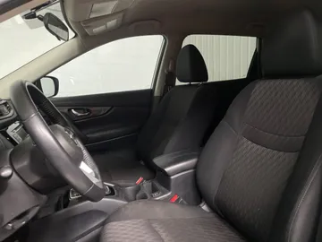 2020 Nissan Rogue - image 3