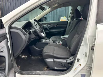 2020 Nissan Rogue - image 8