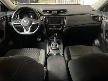 2020 Nissan Rogue - image 4