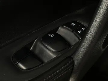 2020 Nissan Rogue - image 21