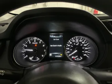 2017 Nissan Rogue - image 15