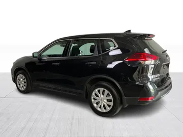 2017 Nissan Rogue - image 9