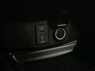 2017 Nissan Rogue - image 24