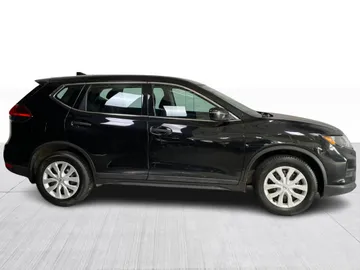 2017 Nissan Rogue - image 2