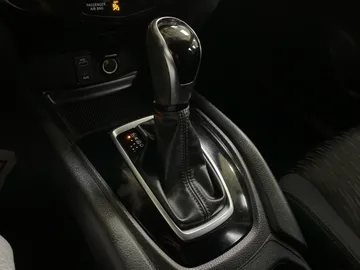 2017 Nissan Rogue - image 25