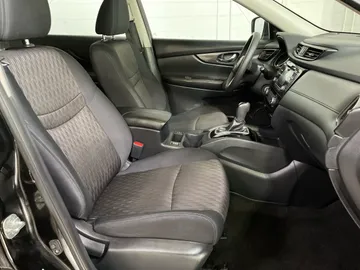 2017 Nissan Rogue - image 3