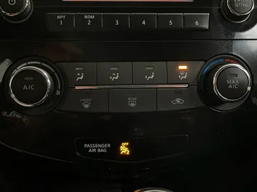 2017 Nissan Rogue - image 19