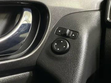2017 Nissan Rogue - image 21