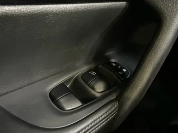 2017 Nissan Rogue - image 20