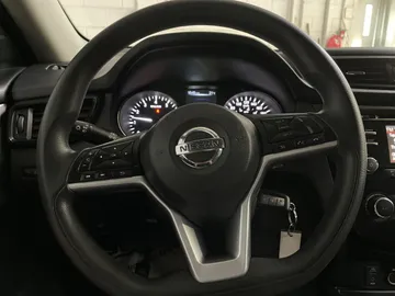 2017 Nissan Rogue - image 16