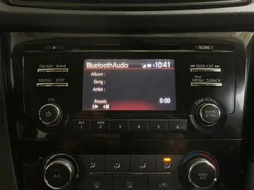 2017 Nissan Rogue - image 23