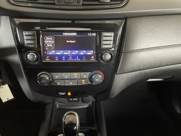 2018 Nissan Rogue - image 19