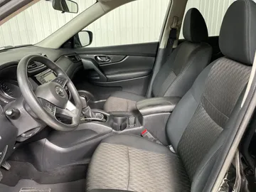 2018 Nissan Rogue - image 3
