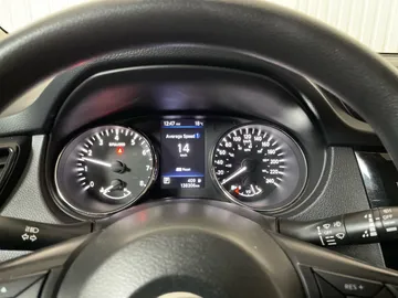 2018 Nissan Rogue - image 14