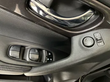 2018 Nissan Rogue - image 20