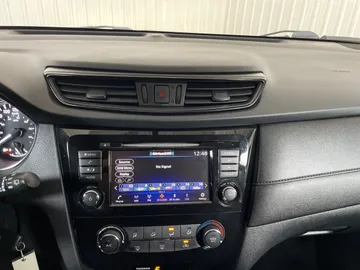 2018 Nissan Rogue - image 25