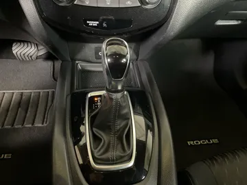 2018 Nissan Rogue - image 24