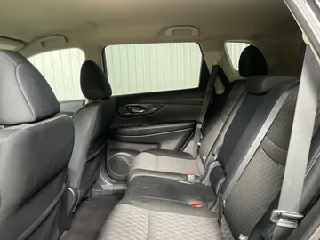 2018 Nissan Rogue - image 12