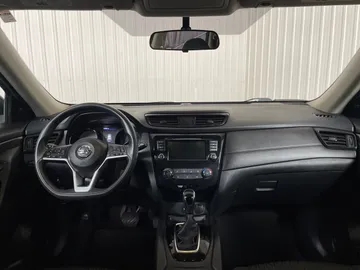 2018 Nissan Rogue - image 4