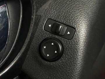 2017 Nissan Rogue - image 21
