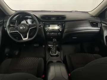 2017 Nissan Rogue - image 4