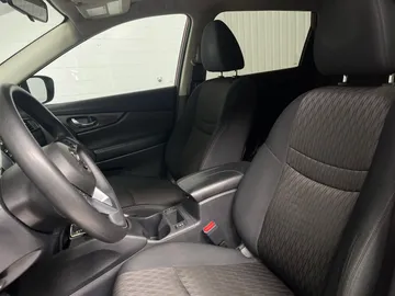2017 Nissan Rogue - image 3