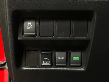 2017 Nissan Rogue - image 22