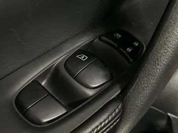 2017 Nissan Rogue - image 19