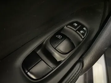 2020 Nissan Rogue - image 23