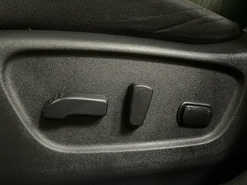 2020 Nissan Rogue - image 19