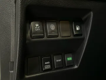 2020 Nissan Rogue - image 30
