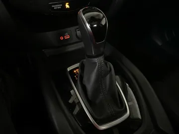 2020 Nissan Rogue - image 28